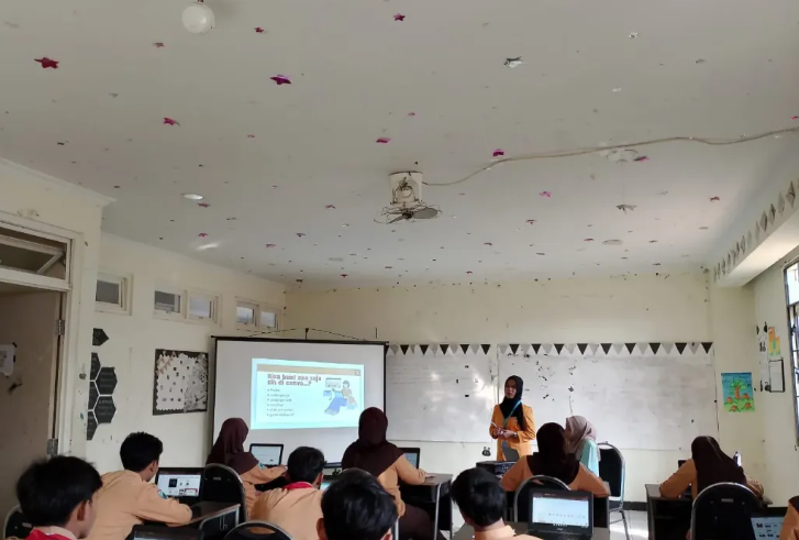 Tingkatkan Literasi Digital Siswa, Mahasiswa PMM UNU Pasuruan Bina Ekstrakurikuler Desain Kreatif di SMP Excellent Al Ik